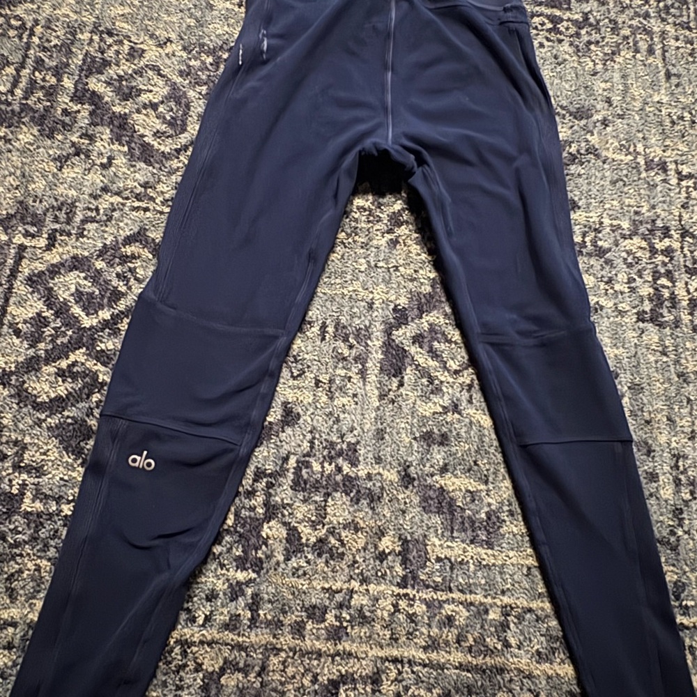 Alo Navy Blue Women’s leggings size Medium please see pictures for condition.